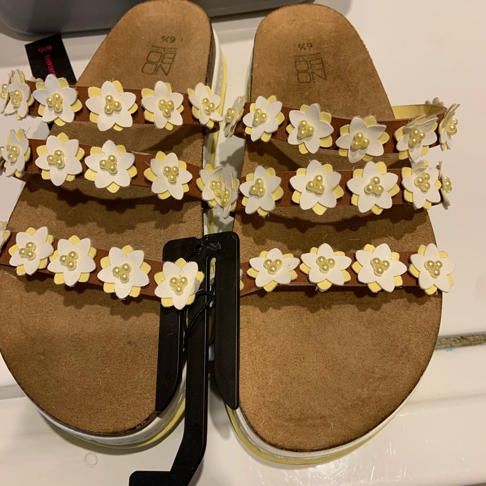Daisy NWT No Boundaries Sandals
